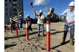 Start bouw gevierd van Muntbloem in bijzijn wethouder Breunesse in nieuwe wijk Oostzijderpark te Zaandam