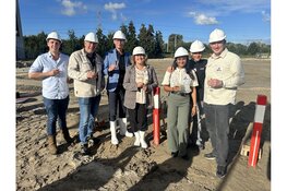 Start bouw gevierd van Muntbloem in bijzijn wethouder Breunesse in nieuwe wijk Oostzijderpark te Zaandam