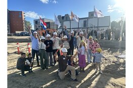 Start bouw gevierd van Muntbloem in bijzijn wethouder Breunesse in nieuwe wijk Oostzijderpark te Zaandam