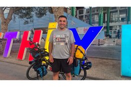 Veysel Baldemir fietste van Nederland naar aardbevingsgebied Turkije: ‘Trappen voor weeskinderen in Antakya’