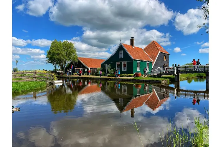 In de regen op pad tussen de Zaanse molens