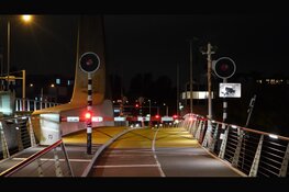 Prins Bernhardbrug in storing, wegverkeer volledig gestremd