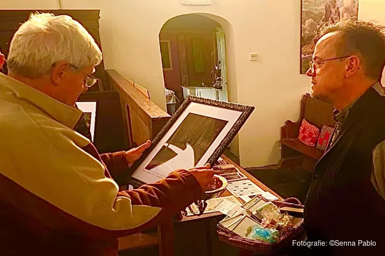 Kunstenaar schenkt kunstwerk aan Kerk van Krommeniedijk