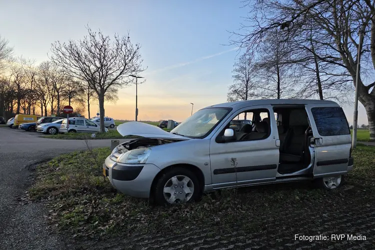 Langdurig geparkeerde auto bij Burger King Wijdewormer vernield