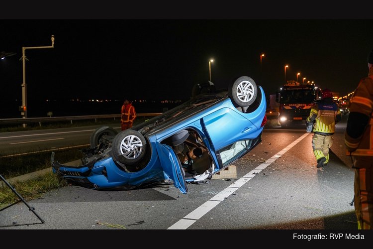 Twee gewonden nadat auto over de kop slaat op A8