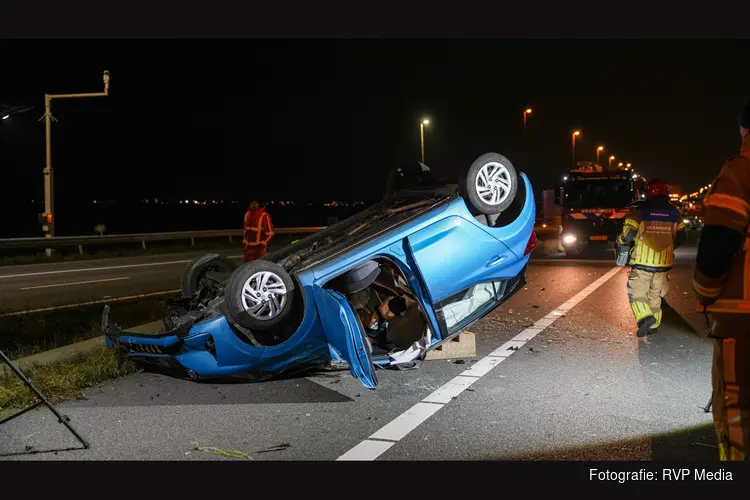 Twee gewonden nadat auto over de kop slaat op A8