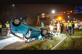 Twee gewonden nadat auto over de kop slaat op A8