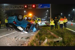 Twee gewonden nadat auto over de kop slaat op A8