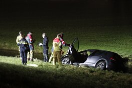 Auto te water in Assendelft, bestuurder aangehouden