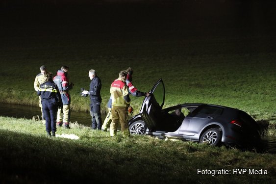 Auto te water in Assendelft, bestuurder aangehouden