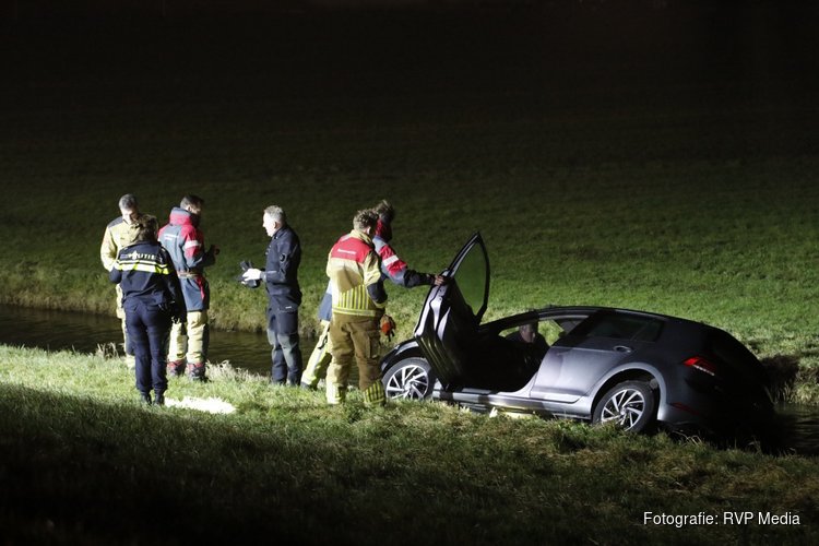 Auto te water in Assendelft, bestuurder aangehouden