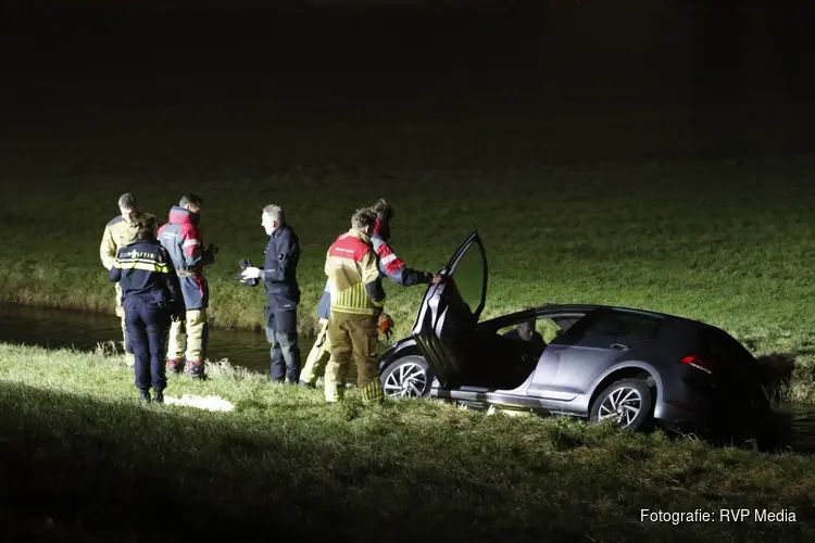 Auto te water in Assendelft, bestuurder aangehouden