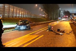 Auto total loss na eenzijdig ongeval op afrit A8