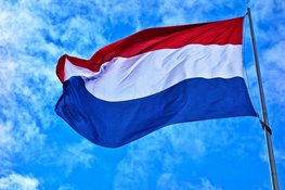 Wind tussen huizen: zo voorkom je dat een vlag slaat of rafelt