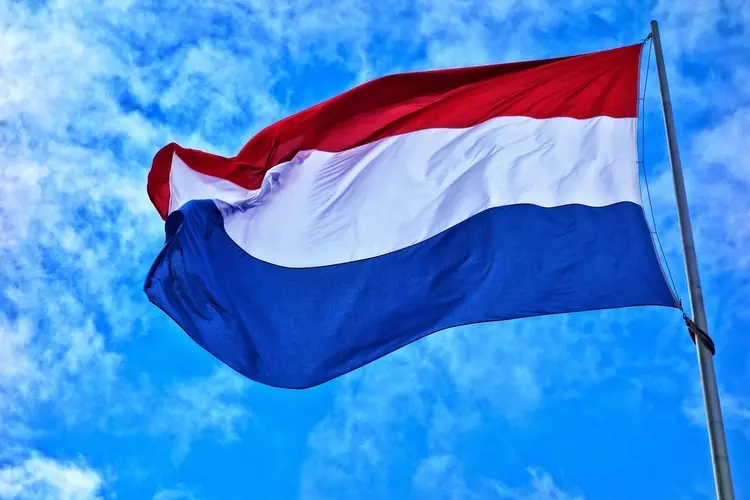 Wind tussen huizen: zo voorkom je dat een vlag slaat of rafelt
