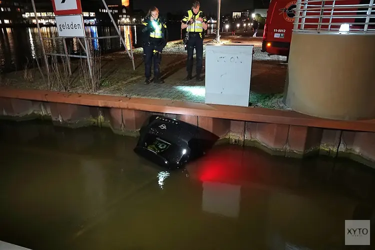 Automobilist raakt te water in Zaandam