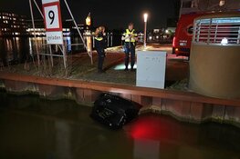 Automobilist raakt te water in Zaandam