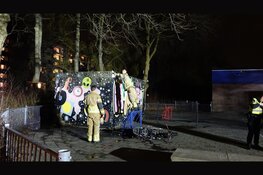 Scooter vliegt in brand op schoolplein in Krommenie
