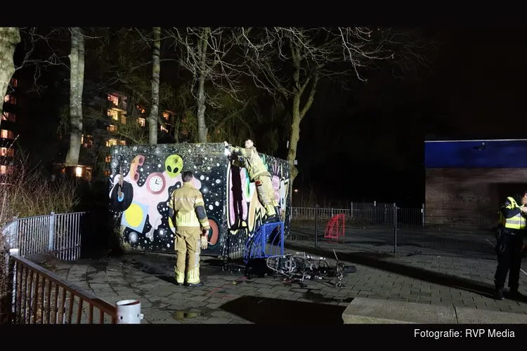 Scooter vliegt in brand op schoolplein in Krommenie