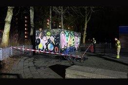 Scooter vliegt in brand op schoolplein in Krommenie