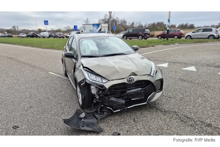 Politieauto betrokken bij ongeval op oprit A8