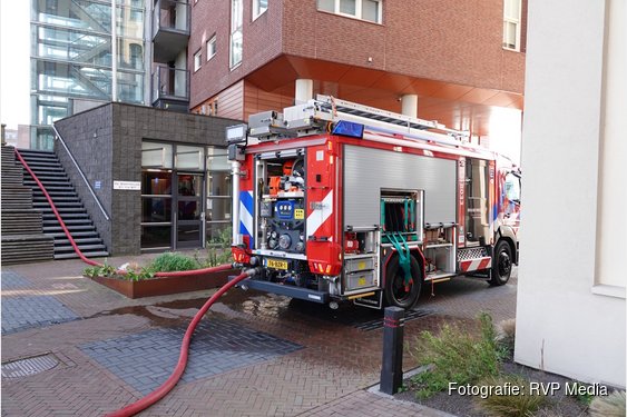 Brand in woning aan de Oostzijde snel onder controle, politie auto in aanrijding met busje