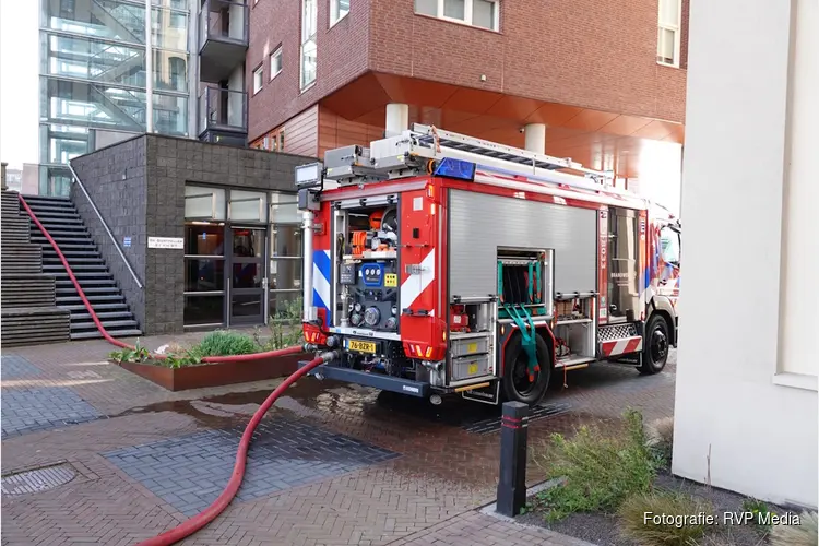 Brand in woning aan de Oostzijde snel onder controle, politie auto in aanrijding met busje
