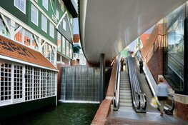 Betere roltrappen, geen overkapping op Stadhuisplein in Zaandam