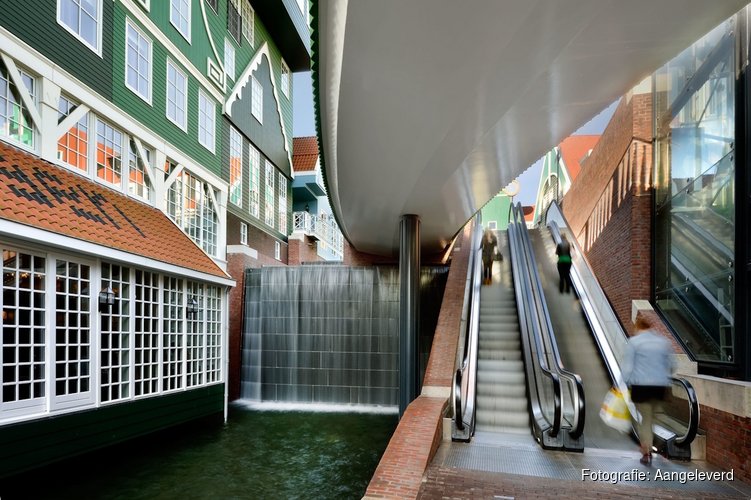Betere roltrappen, geen overkapping op Stadhuisplein in Zaandam