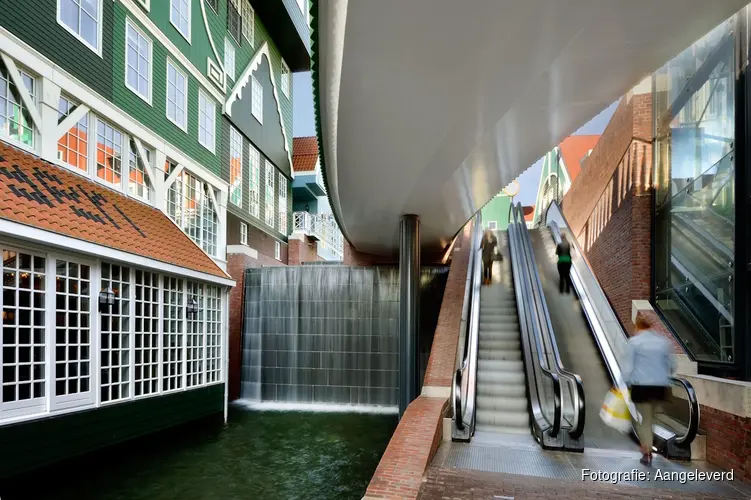 Betere roltrappen, geen overkapping op Stadhuisplein in Zaandam