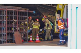 Man zwaargewond na beknelling in lier bij scheepswerf in Zaandam