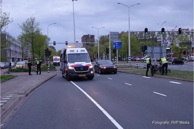 Fatbiker zwaargewond na botsing met auto in Zaandam, fiets van getuige gestolen tijdens verklaring