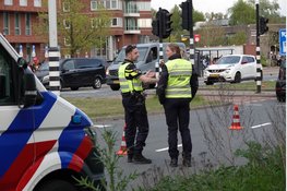 Fatbiker zwaargewond na botsing met auto in Zaandam, fiets van getuige gestolen tijdens verklaring
