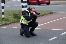 Fatbiker zwaargewond na botsing met auto in Zaandam, fiets van getuige gestolen tijdens verklaring