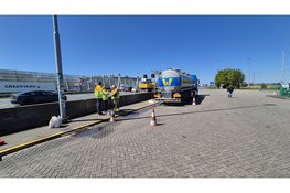 Vrachtwagen verliest honderden liters diesel op snelweg A8