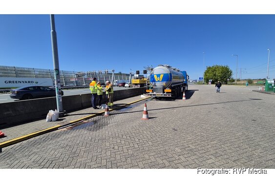 Vrachtwagen verliest honderden liters diesel op snelweg A8