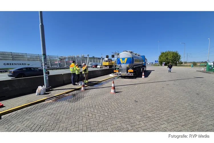 Vrachtwagen verliest honderden liters diesel op snelweg A8