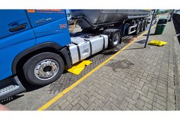 Vrachtwagen verliest honderden liters diesel op snelweg A8