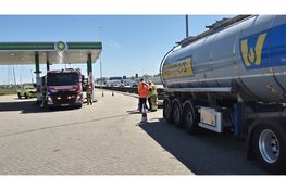 Vrachtwagen verliest honderden liters diesel op snelweg A8