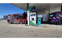 Vrachtwagen verliest honderden liters diesel op snelweg A8