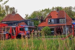 Brand op dak van woning in West-Knollendam