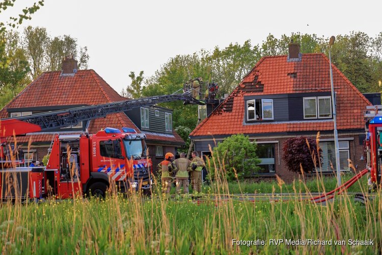 Brand op dak van woning in West-Knollendam