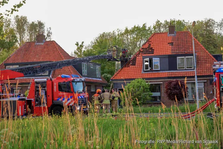 Brand op dak van woning in West-Knollendam