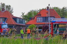 Brand op dak van woning in West-Knollendam