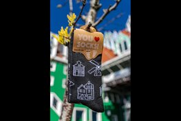 Met sokken maak je samen stappen: sokkenactie voor Kledingbank Zaanstreek van start bij VVV Zaanstore