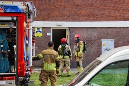 Brandweer groots uitgerukt na brand onder flat in Zaandam