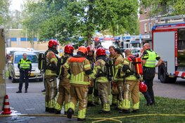 Brandweer groots uitgerukt na brand onder flat in Zaandam