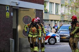Brandweer groots uitgerukt na brand onder flat in Zaandam