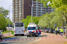 Fietser gewond na botsing met touringcar, chauffeur aangehouden