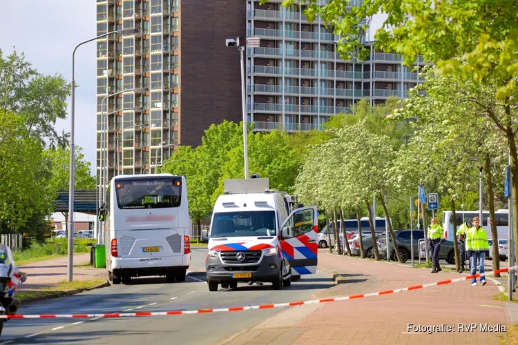 Fietser gewond na botsing met touringcar, chauffeur aangehouden